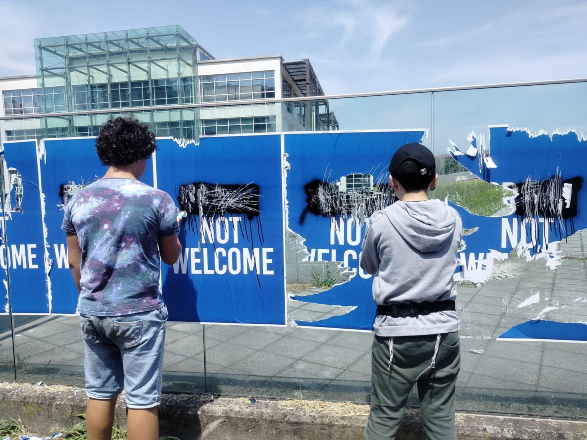 “Israeliani non graditi”: cartelli choc fuori dalla fermata Tolstoj. Condanna bipartisan: “Basta odio” “Israeliani non graditi”: cartelli choc fuori dalla fermata Tolstoj. Condanna bipartisan: “Basta odio”