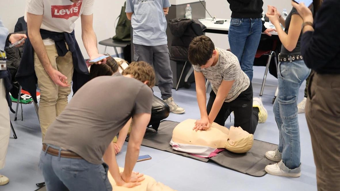 I ragazzi fanno le prove per imparare le tecniche di primo soccorso I ragazzi fanno le prove per imparare le tecniche di primo soccorso