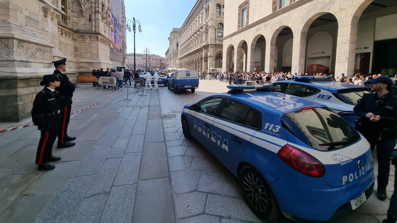 La polizia in piazza Duomo a Milano dopo il suicidio dalle Terrazze