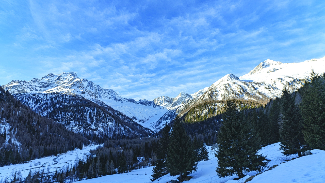 Una delle meravigliose montagne innevate della provincia di Sondrio Una delle meravigliose montagne innevate della provincia di Sondrio