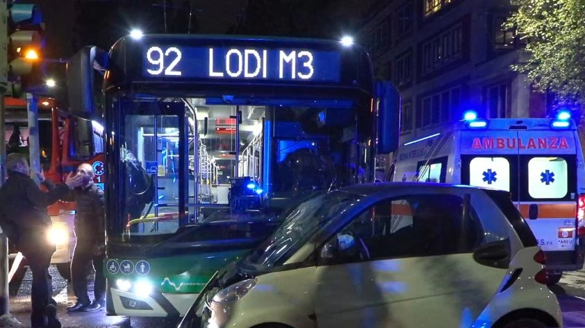 Milano, incidente tra filobus Atm e un'auto tra viale Stelvio e via Valtellina (Frame video LocalTeam)