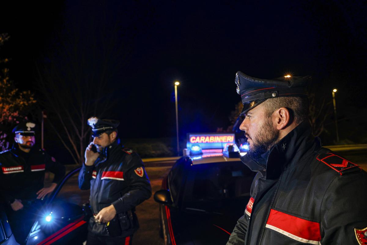 Vanzago, accoltellato in casa dal figlio: è grave Vanzago, accoltellato in casa dal figlio: è grave