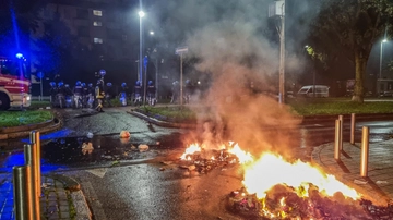Guerriglia urbana al Corvetto, vertice in Prefettura. Piantedosi: “Milano non è fuori controllo”. Sala: “In arrivo 600 nuovi agenti”
