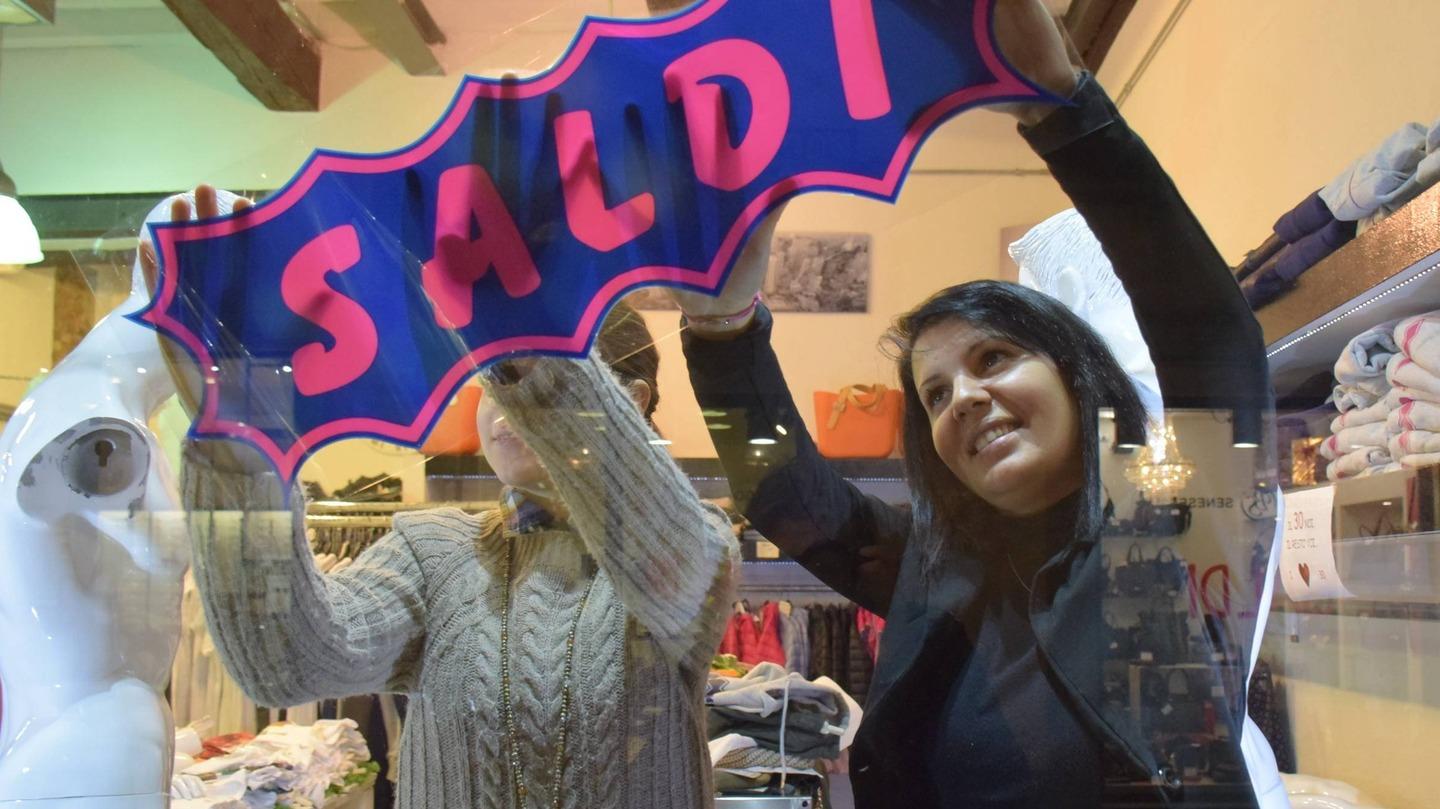 Pavia: Notte rosa dei saldi il 5 luglio, negozi aperti fino a tardi Pavia: Notte rosa dei saldi il 5 luglio, negozi aperti fino a tardi