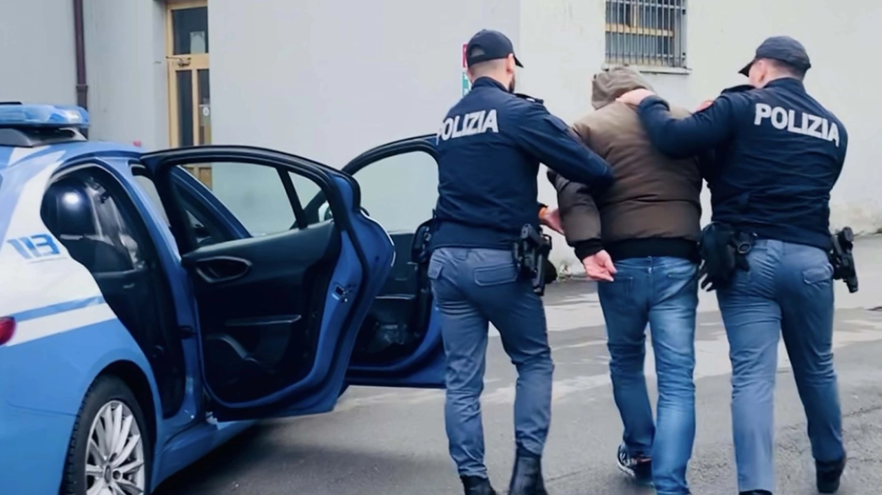 L'uomo è stato ripreso dalla polizia