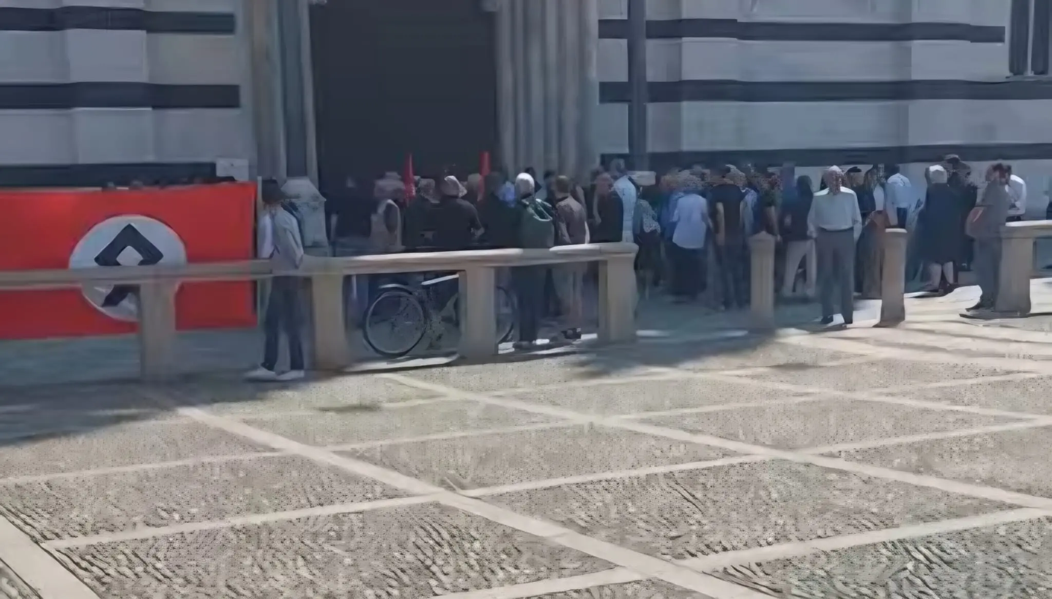Saluti romani e bracci tesi al funerale. L’addio "nostalgico” nel Duomo di Monza scatena le polemiche: “Scene disgustose”