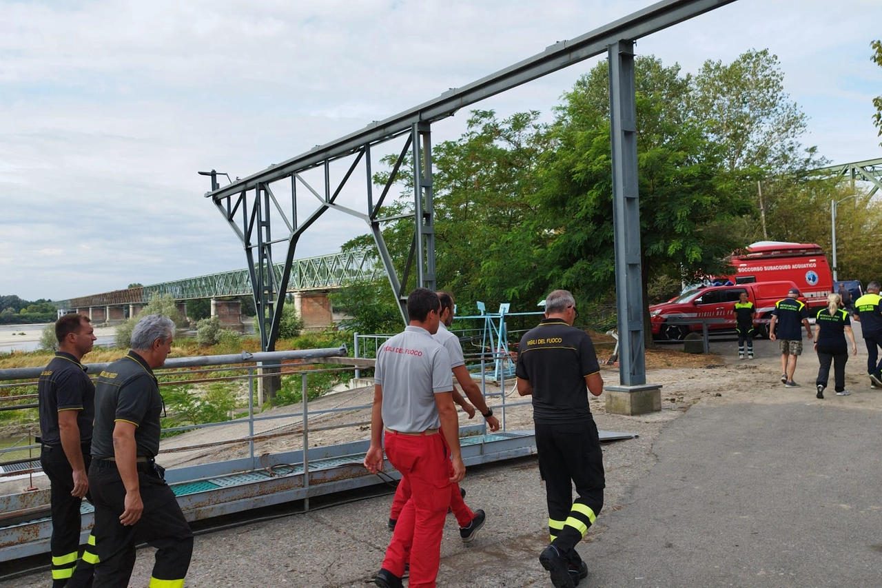 pavia - continuano le ricerche al ponte della becca del ragazzo di 16 anni scoparso nelle acque del fiume po - foto torres