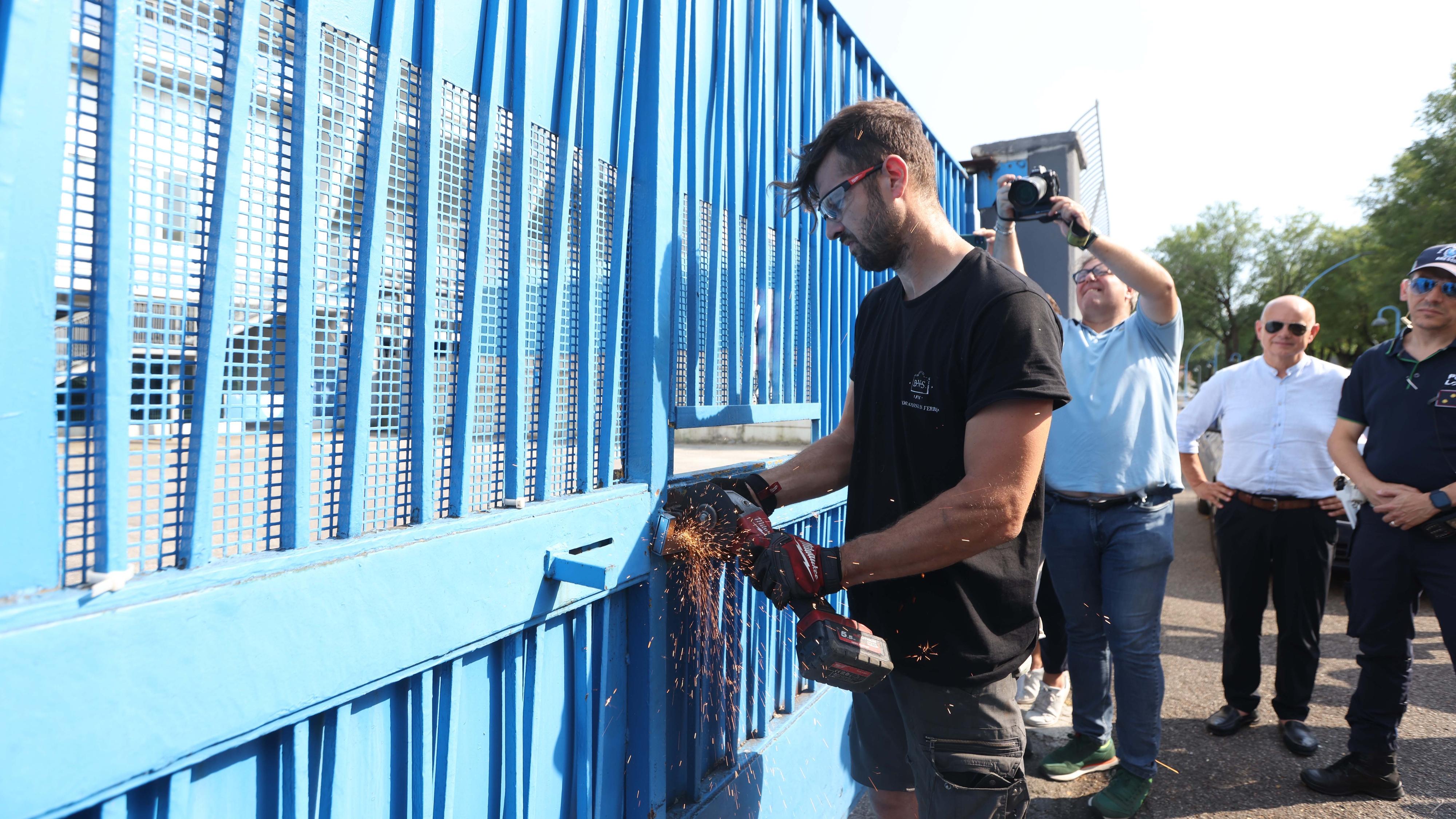 Brescia, il fabbro rimuove il lucchetto dallo stadio Rigamonti: via l’ultima traccia dell’era Cellino Brescia, il fabbro rimuove il lucchetto dallo stadio Rigamonti: via l’ultima traccia dell’era Cellino