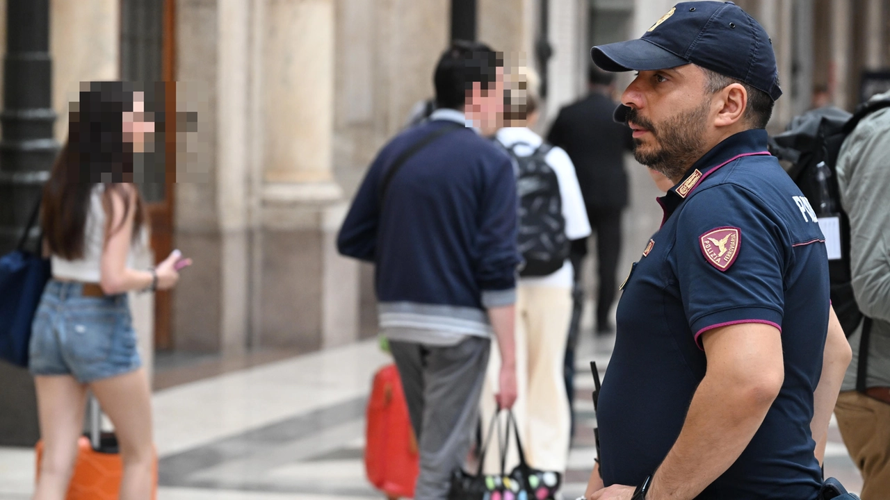 Un agente di Polizia svolge attività di controllo a Milano (foto di archivio) Un agente di Polizia svolge attività di controllo a Milano (foto di archivio)