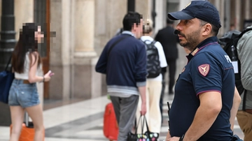 Milano, passeggia con moglie e figlia in via Sant'Andrea: scippato del Patek Philippe da 75mila euro
