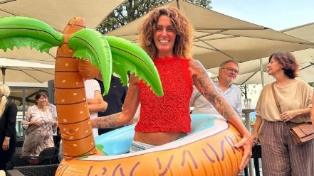 Cristina Plevani e la festa per la vittoria all'Isola dei Famosi: il party a Iseo, la torta, l'incontro con il cane Nano