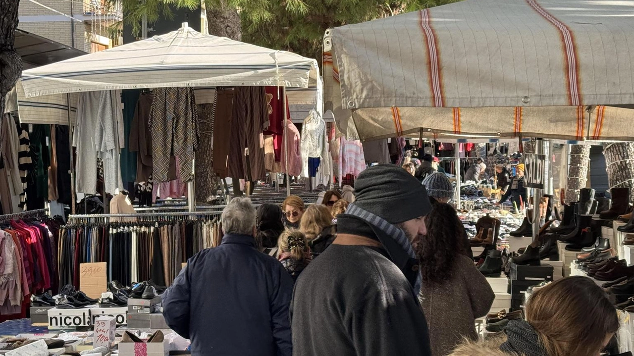 Busto Arsizio, da venerdì a domenica a spasso tra i banchi fuori dai negozi. Intanto in centro e nei rioni torna Suonami: pianoforti a disposizione di tutti . Busto Arsizio, da venerdì a domenica a spasso tra i banchi fuori dai negozi. Intanto in centro e nei rioni torna Suonami: pianoforti a disposizione di tutti .