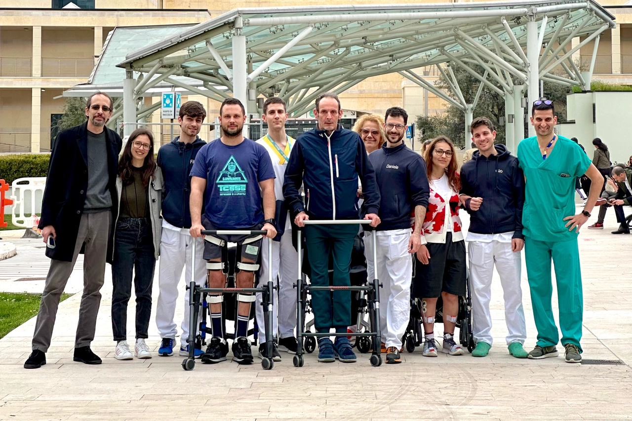 Il team ospedaliero del San Raffaele con i pazienti che stanno seguendo il programma di riabilitazione