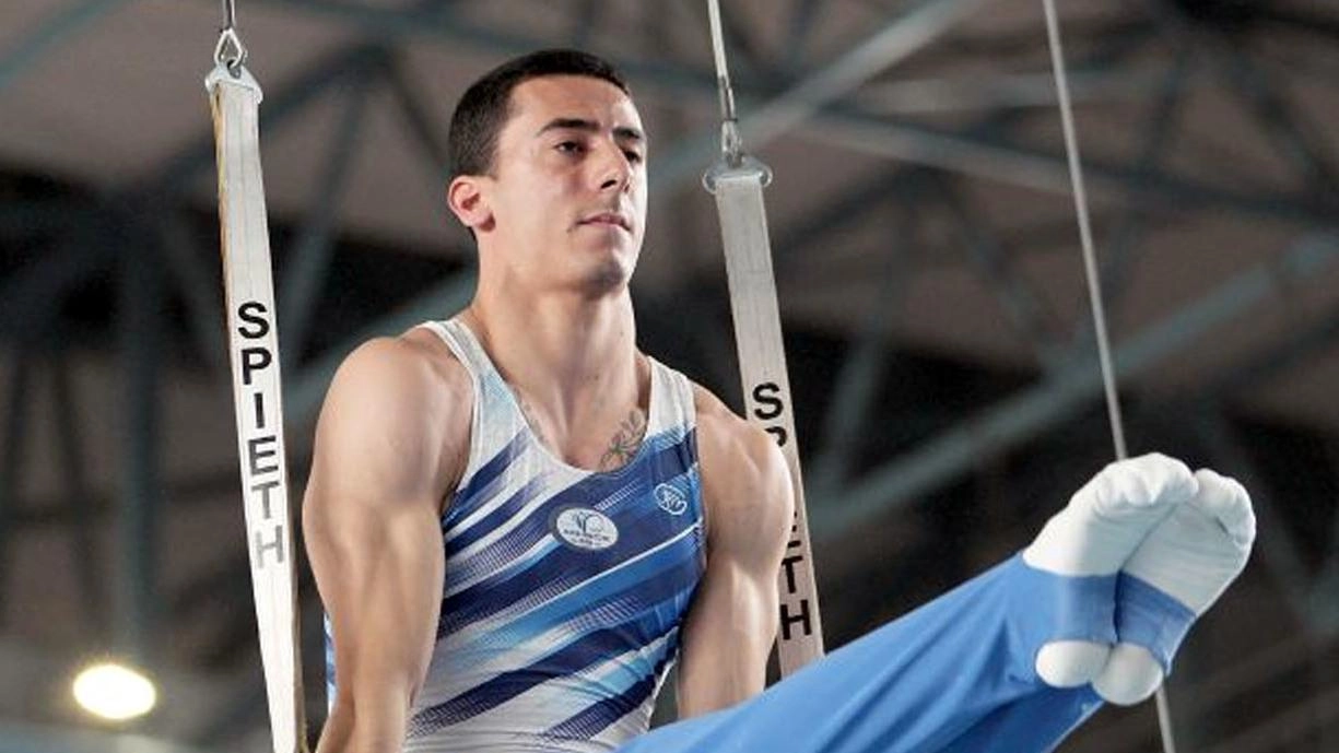 Lorenzo Bonicelli è caduto durante l’esercizio agli anelli. Il team azzurro si è ritirato