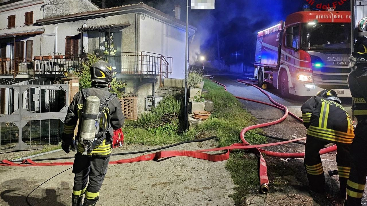 I vigili del fuoco in azione vicino all’abitazione nella quale si è sprigionato il monossido I vigili del fuoco in azione vicino all’abitazione nella quale si è sprigionato il monossido