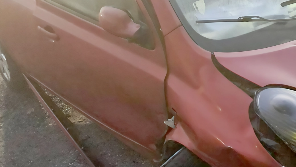 Un ragazzino di 13 anni causa danni con un'auto rubata a Macherio. Incidente senza feriti, ma con proprietari arrabbiati. Intervento dei carabinieri e ritorno alla famiglia. Un ragazzino di 13 anni causa danni con un'auto rubata a Macherio. Incidente senza feriti, ma con proprietari arrabbiati. Intervento dei carabinieri e ritorno alla famiglia.
