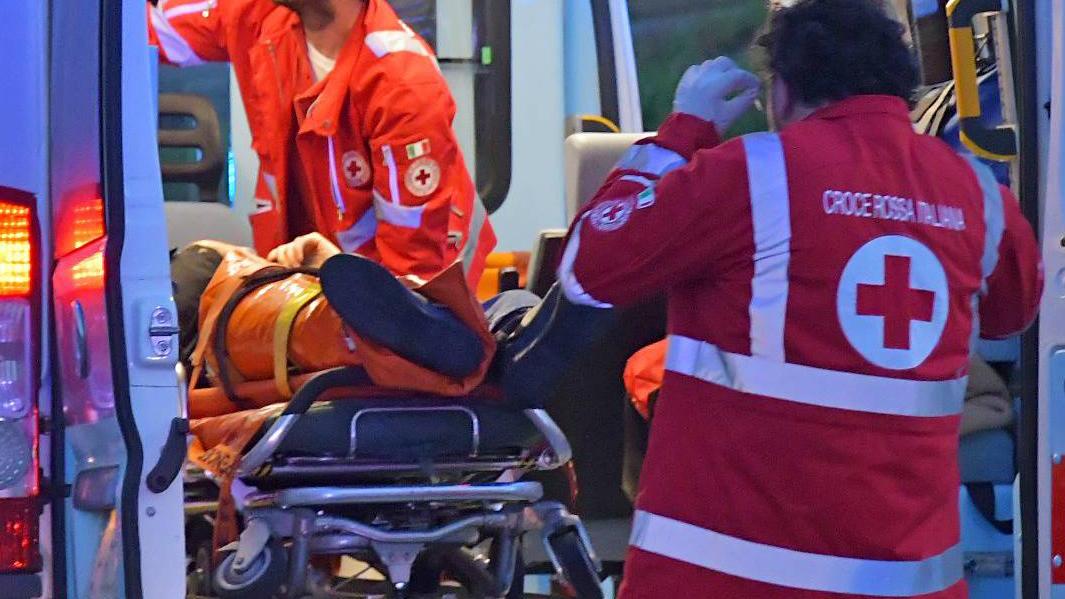 Schiacciato nell’ascensore, grave operaio