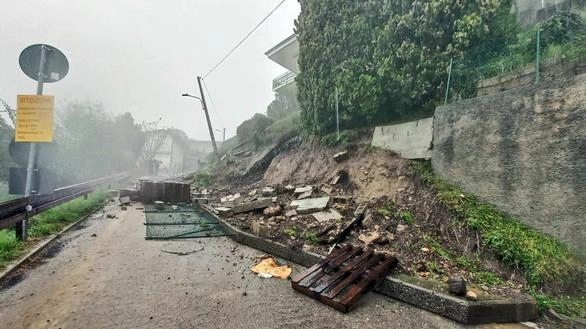 Maltempo causa chiusure stradali e smottamenti nella provincia di Lecco e Como. Allagamenti, frane e interventi dei vigili del fuoco in diverse zone. Evacuate famiglie a Tavernerio. Maltempo causa chiusure stradali e smottamenti nella provincia di Lecco e Como. Allagamenti, frane e interventi dei vigili del fuoco in diverse zone. Evacuate famiglie a Tavernerio.