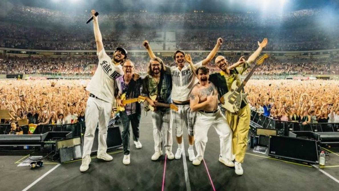Riccardo Zanotti: "Con occhi sognanti guardando i Queen a Wembley decisi che avrei voluto fare musica. La prima volta che sono salito sul palco di San Siro davanti a tutta quella gente mi sentivo svenire". Riccardo Zanotti: "Con occhi sognanti guardando i Queen a Wembley decisi che avrei voluto fare musica. La prima volta che sono salito sul palco di San Siro davanti a tutta quella gente mi sentivo svenire".