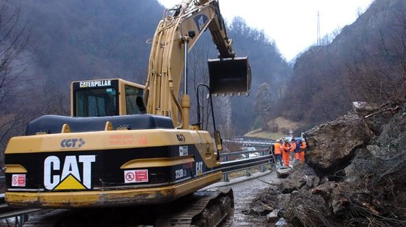 Ruspe al lavoro per liberare la strada da rocce e detriti Tra le zone più colpite Ardesio e Val Brembilla Ruspe al lavoro per liberare la strada da rocce e detriti Tra le zone più colpite Ardesio e Val Brembilla