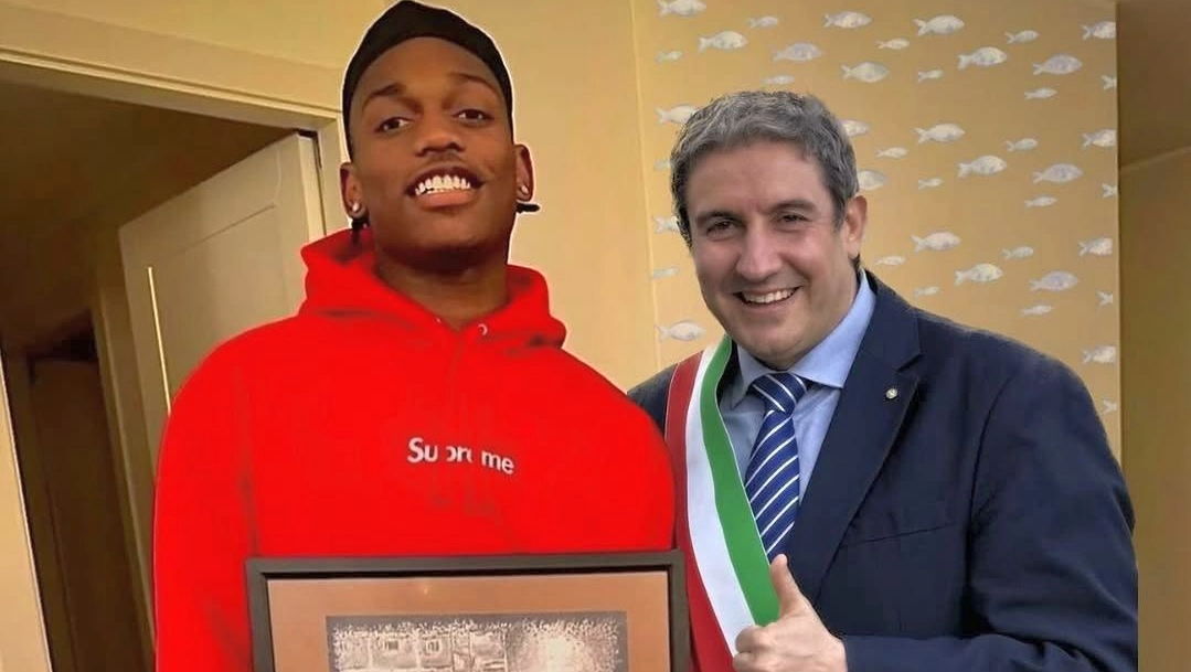 Il sindaco di Corbetta Marco Ballarini con Rafael Leão, residente nel paese alle porte di Milano (il fotomontaggio è stato postato sui social dal sindaco)