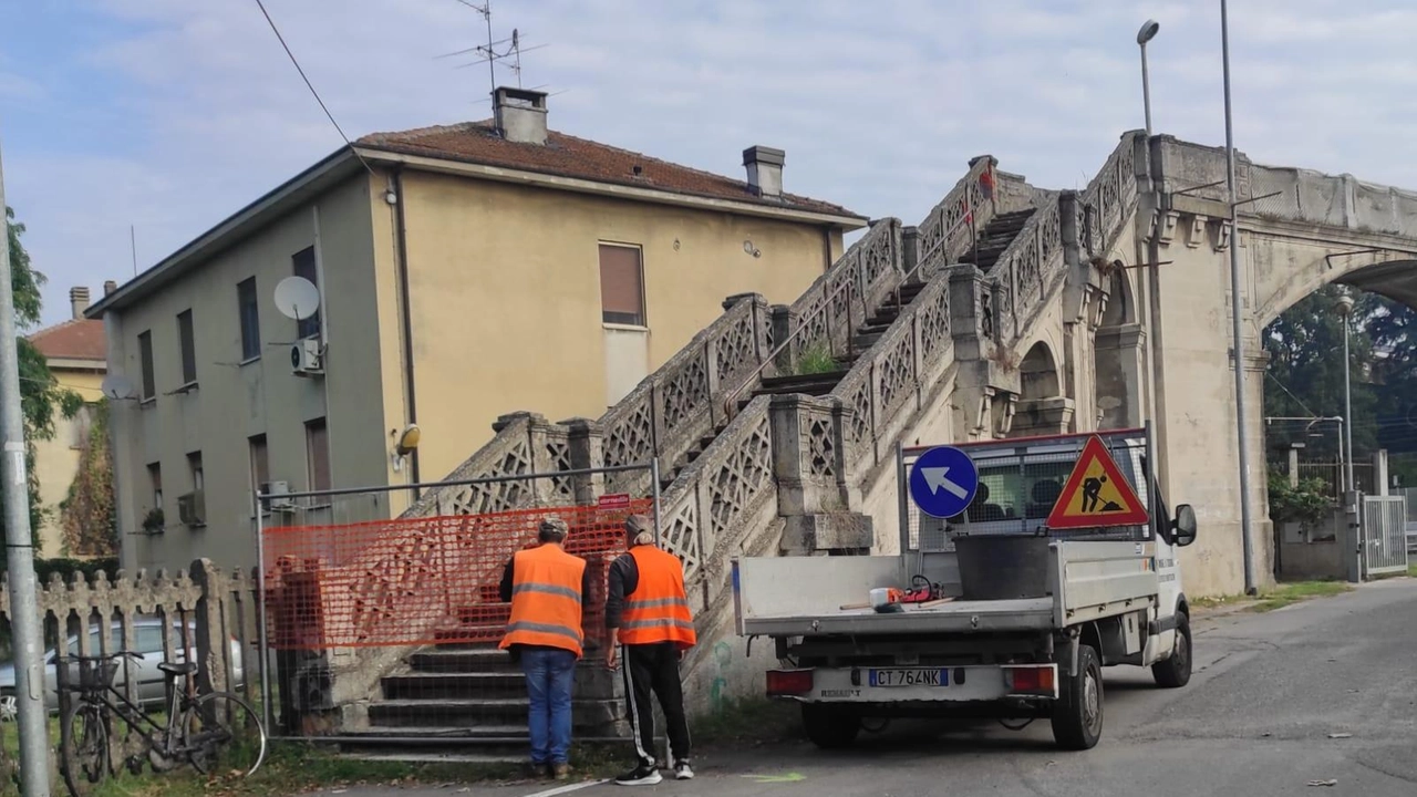 La passerella ferroviaria di Codogno è ufficialmente chiusa per lavori di restauro, con fondi Rfi. La struttura del 1921 era degradata e non sicura. La passerella ferroviaria di Codogno è ufficialmente chiusa per lavori di restauro, con fondi Rfi. La struttura del 1921 era degradata e non sicura.
