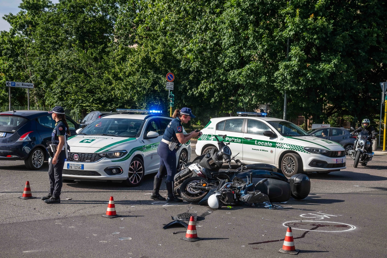 I rilievi della polizia locale in via Bisceglie