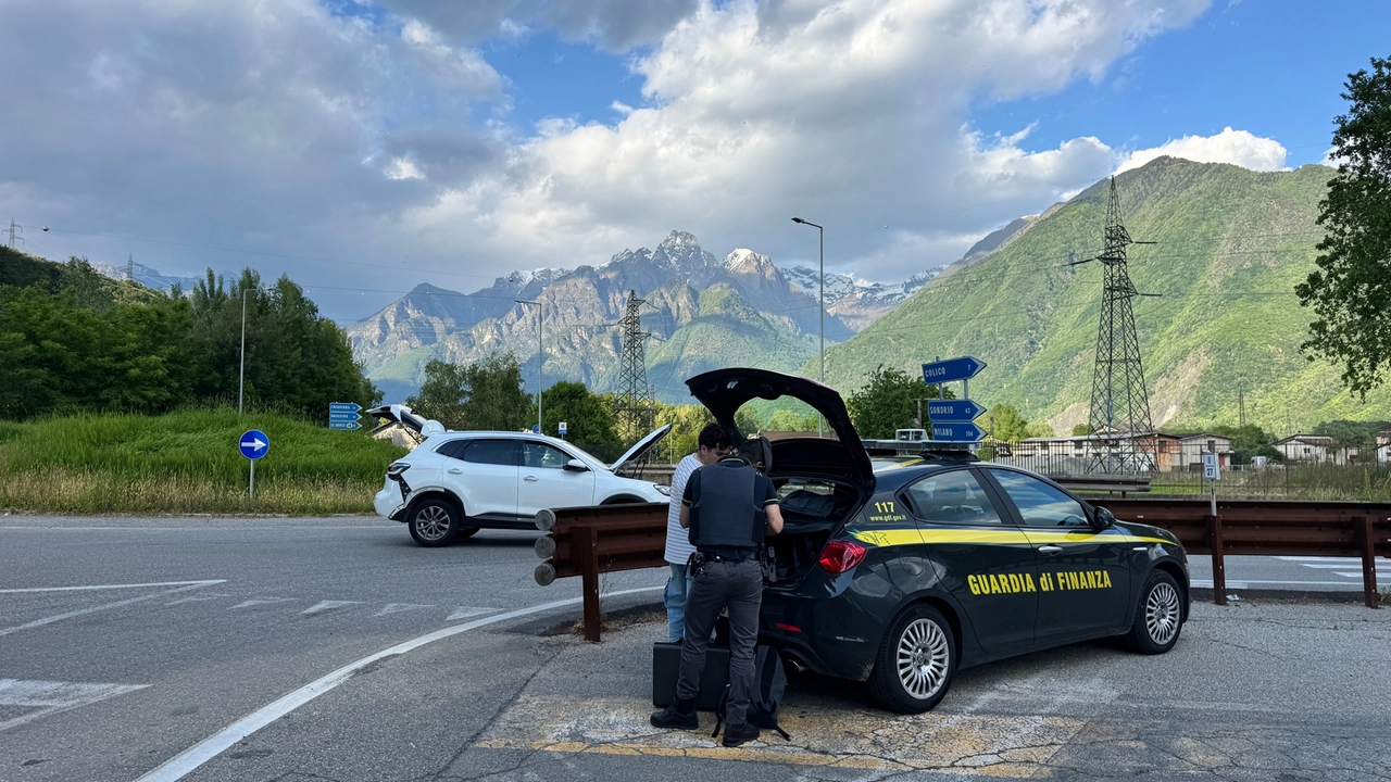 La rotonda dove l’auto ha arrestato la propria corsa e l’uomo ha tentato di scappare La rotonda dove l’auto ha arrestato la propria corsa e l’uomo ha tentato di scappare