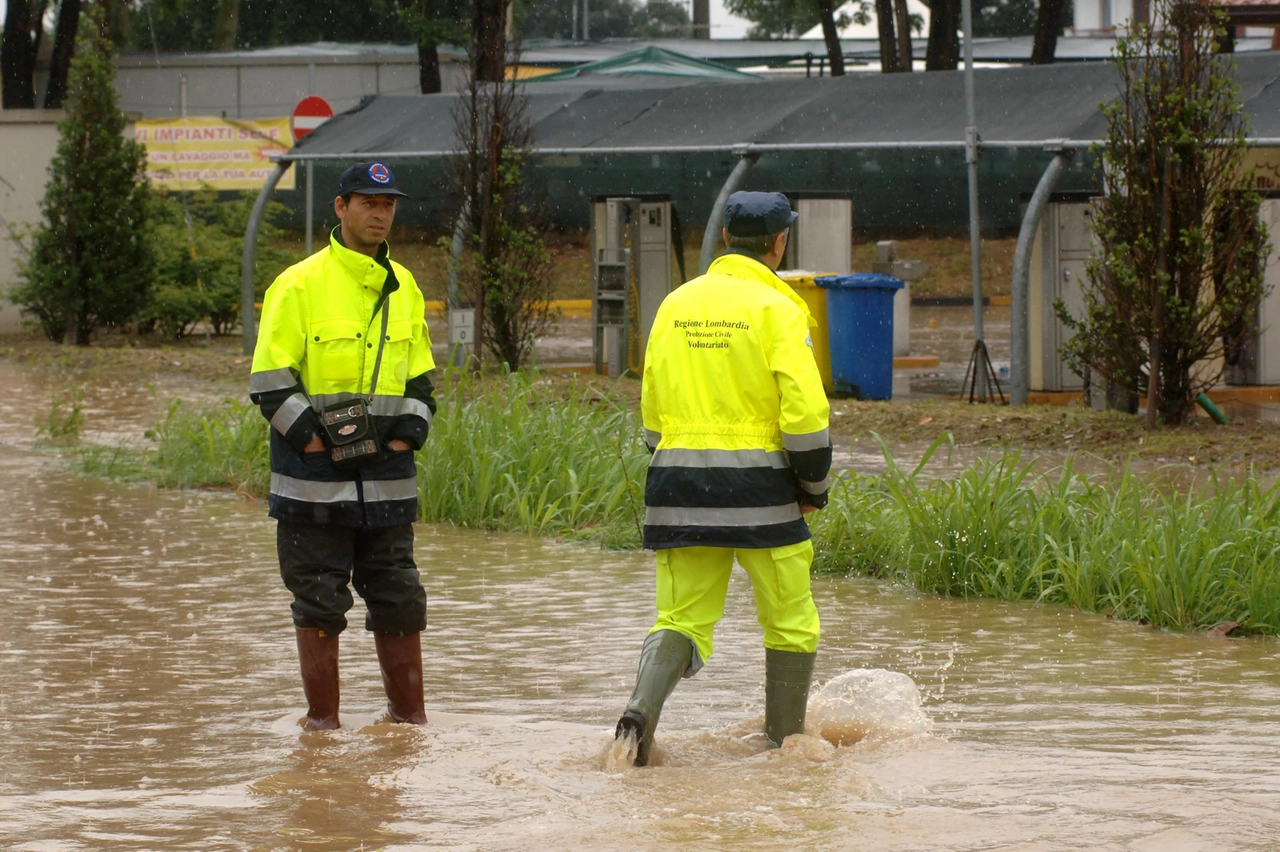 Torrente Molgora, gli uomini della Protezione Civile vigilano sul corso d'acqua ritenuto a rischio
