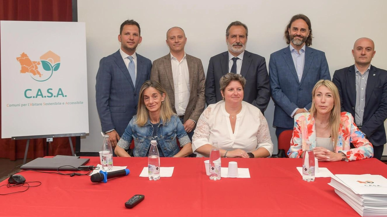 Agenzia C.A.S.A. (Comuni per l’abitare sostenibile e accessibile), i sindaci intervenuti Agenzia C.A.S.A. (Comuni per l’abitare sostenibile e accessibile), i sindaci intervenuti