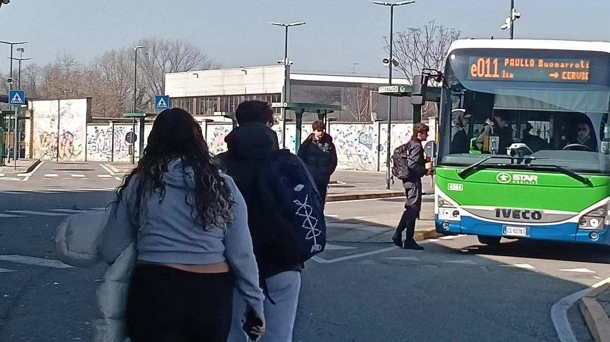 L’episodio di violenza è avvenuto a bordo di un autobus di linea diretto a San Donato Milanese