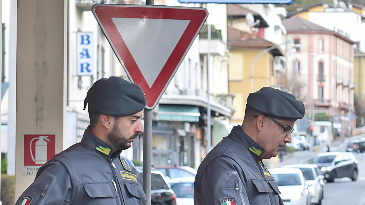 Operazione contro lo spaccio di cocaina a Como: arrestati giovani albanesi, sequestrati droga e denaro. Operazione contro lo spaccio di cocaina a Como: arrestati giovani albanesi, sequestrati droga e denaro.