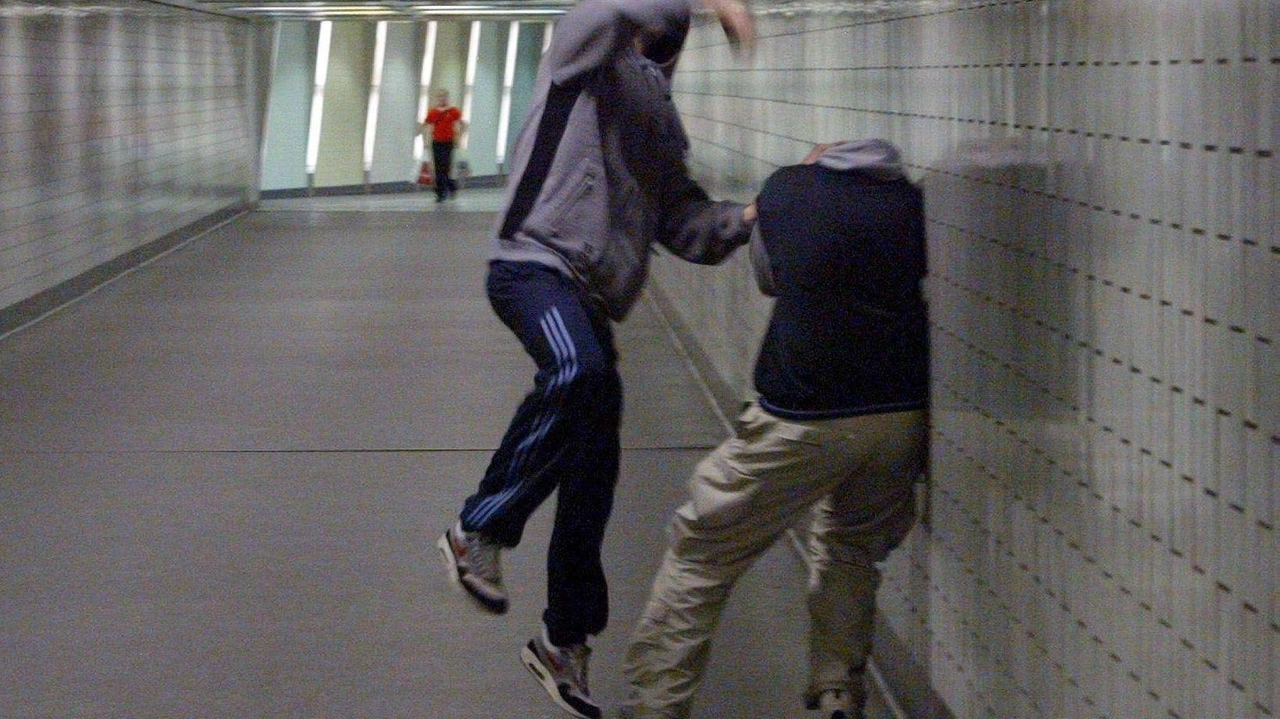 Lo studente è stato aggredito nel mezzanino della Centrale mentre andava a prendere la metropolitana per raggiunge il Politecnico e sostenere in test d'ingresso Lo studente è stato aggredito nel mezzanino della Centrale mentre andava a prendere la metropolitana per raggiunge il Politecnico e sostenere in test d'ingresso