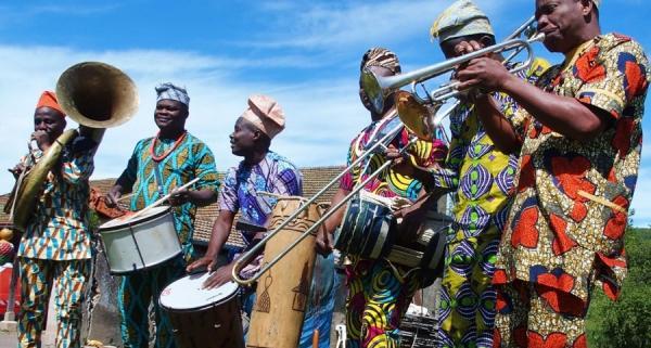 La band più travolgente. Arriva la Fanfara del Benin La band più travolgente. Arriva la Fanfara del Benin