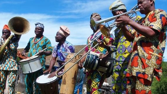 La fanfara africana Olaitan in concerto al Parco Tittoni per la rassegna Suoni Mobili