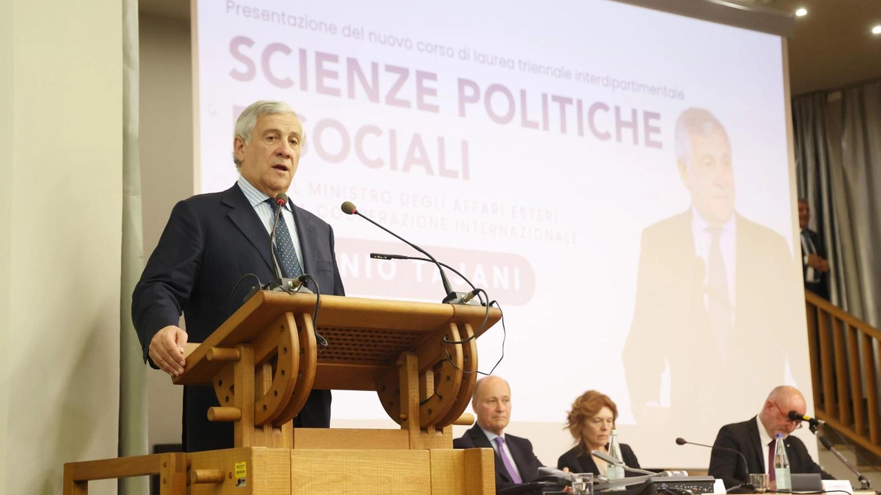 Il ministro Antonio Tajani all’inaugurazione del corso di laurea in Scienze politiche Il ministro Antonio Tajani all’inaugurazione del corso di laurea in Scienze politiche