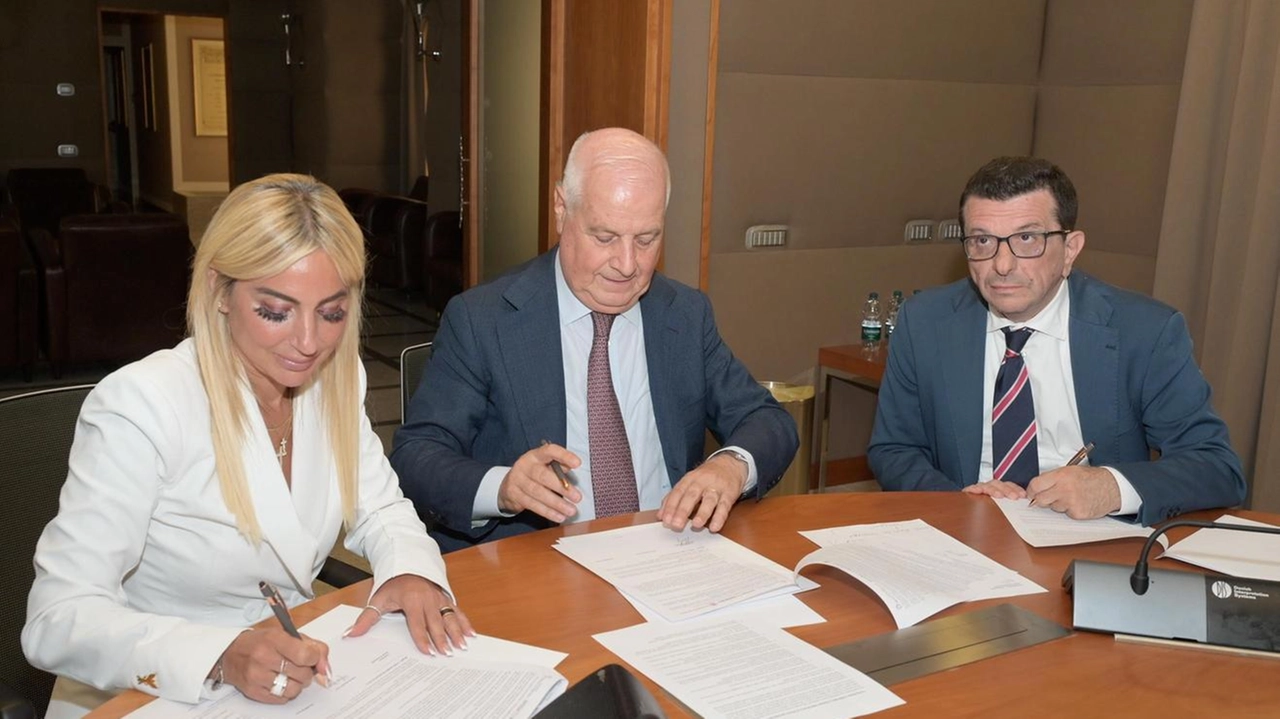 La firma della convezione Da sinistra: Elisa Zambito Marsala per Intesa Sanpaolo il presidente della Fondazione Monte Lombardia Mario Cera e il rettore dell’ateneo Francesco Svelto