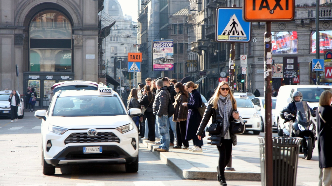 A sinistra, il parcheggio dei taxi in piazza Duomo: il Comune punta ad aumentare le licenze A sinistra, il parcheggio dei taxi in piazza Duomo: il Comune punta ad aumentare le licenze