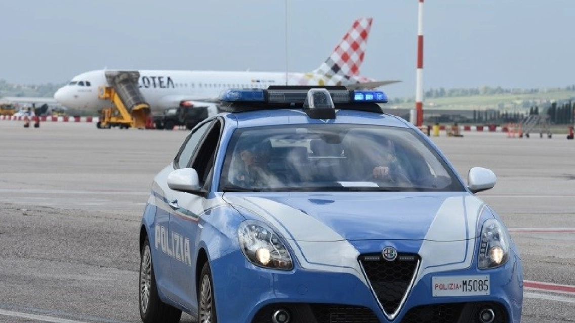 L'uomo è stato scortato in aeroporto per l'espulsione