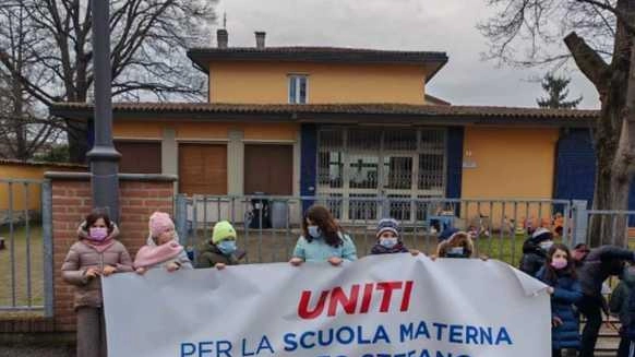 Il plesso di piazza Roma nei pressi del quale. un gruppo di genitori ha manifestato la propria contrarietà alla chiusura Il plesso di piazza Roma nei pressi del quale. un gruppo di genitori ha manifestato la propria contrarietà alla chiusura