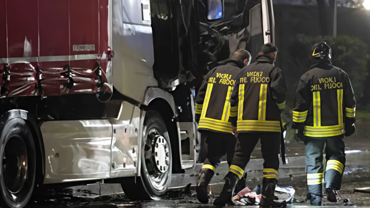 Un uomo carbonizzato nell’abitacolo di un camion di un’azienda modenese, la Fed logistica. La prima ipotesi dell’incendio innescato dalle batterie,... Un uomo carbonizzato nell’abitacolo di un camion di un’azienda modenese, la Fed logistica. La prima ipotesi dell’incendio innescato dalle batterie,...
