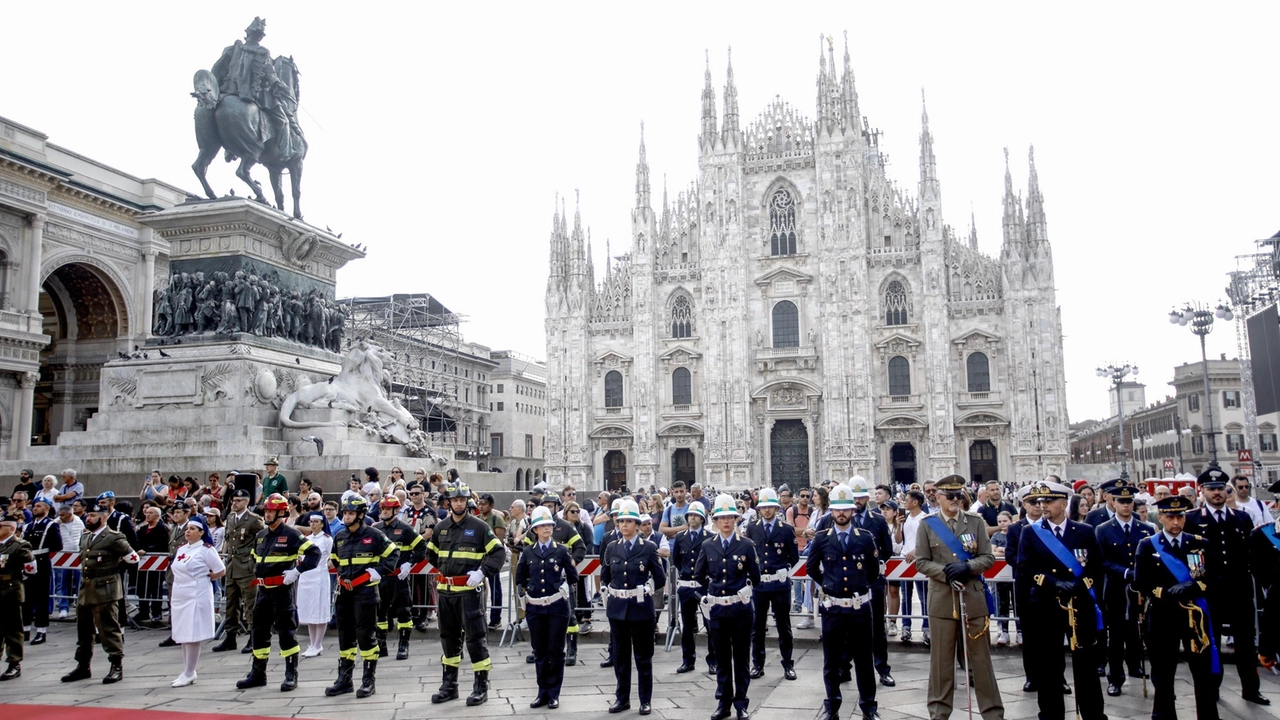 Cerimonia dell'alzabandiera in occasione della Festa della Repubblica in piazza Duomo a Milano, 2 giugno 2025