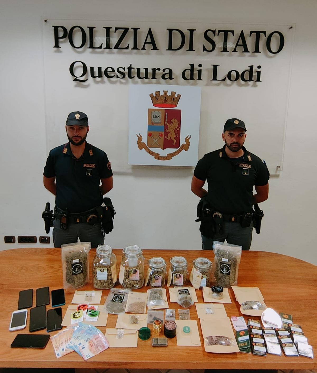 Lodi, a casa di un 25enne il market di hashish e marijuana: sequestrati droga, cellulari e denaro Lodi, a casa di un 25enne il market di hashish e marijuana: sequestrati droga, cellulari e denaro
