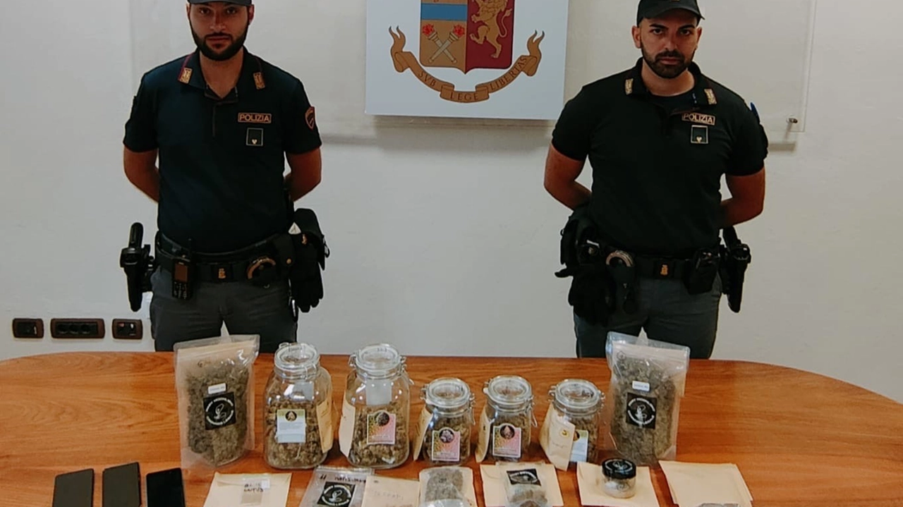 Stupefacenti, telefonini e denaro in contanti sequestrati a casa del 25enne Stupefacenti, telefonini e denaro in contanti sequestrati a casa del 25enne