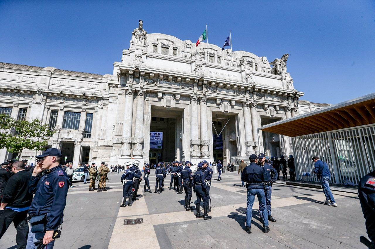 MiIano, aggredisce una 19enne nel parco giochi di piazza Luigi di Savoia, poi si spoglia davanti ai poliziotti MiIano, aggredisce una 19enne nel parco giochi di piazza Luigi di Savoia, poi si spoglia davanti ai poliziotti