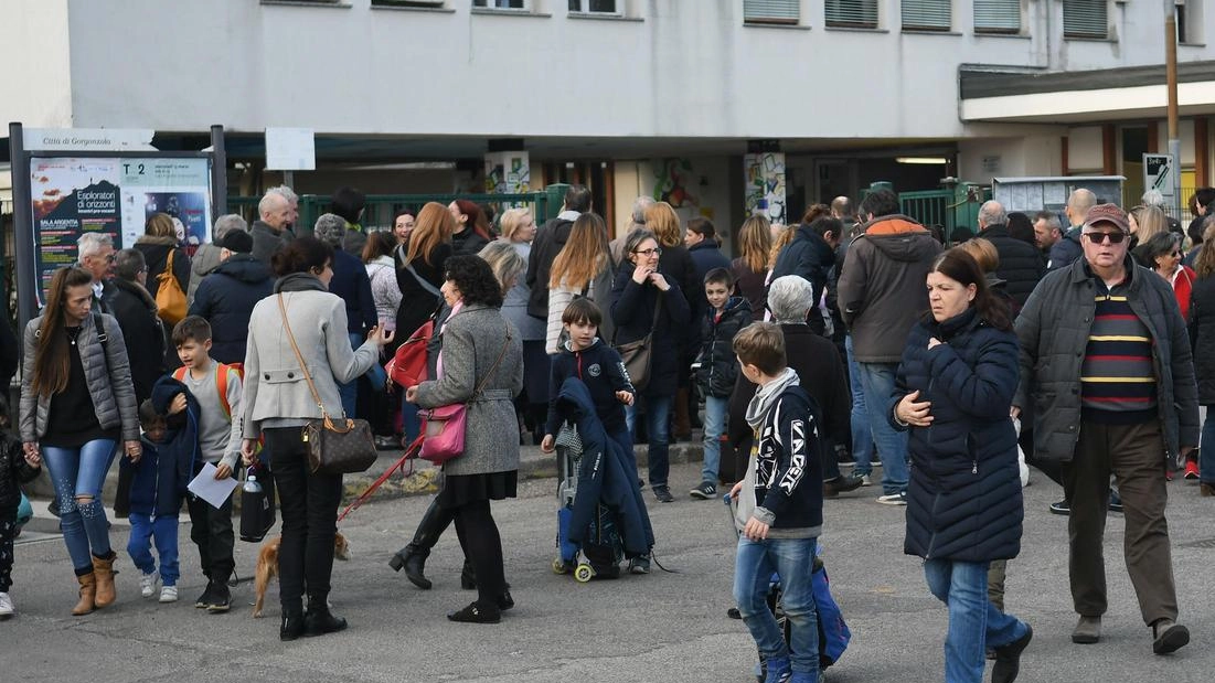 Gorgonzola, il divieto scatterà lunedì 3 febbraio in una zona già critica sul fronte dei parcheggi. Il comandante dei vigili: "Sarà una fase sperimentale, poi discuteremo eventuali aggiustamenti". Gorgonzola, il divieto scatterà lunedì 3 febbraio in una zona già critica sul fronte dei parcheggi. Il comandante dei vigili: "Sarà una fase sperimentale, poi discuteremo eventuali aggiustamenti".