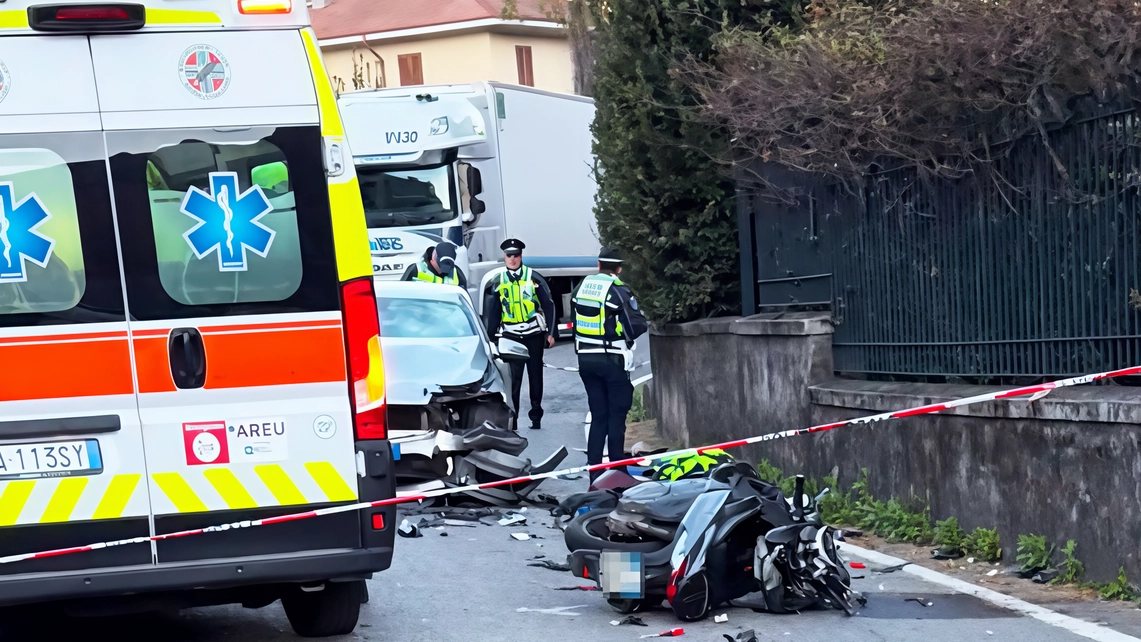 Incidente mortale a Mandello del Lario: 59enne in sella allo scooter investito da auto. Guidatore indagato per omicidio stradale. Altri incidenti sulla stessa strada. Incidente mortale a Mandello del Lario: 59enne in sella allo scooter investito da auto. Guidatore indagato per omicidio stradale. Altri incidenti sulla stessa strada.