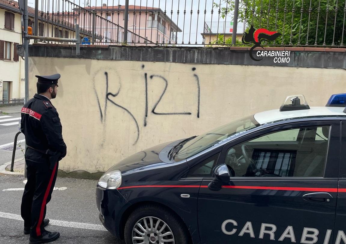 Olgiate Comasco, imbratta il muro del Comune: denunciato Olgiate Comasco, imbratta il muro del Comune: denunciato