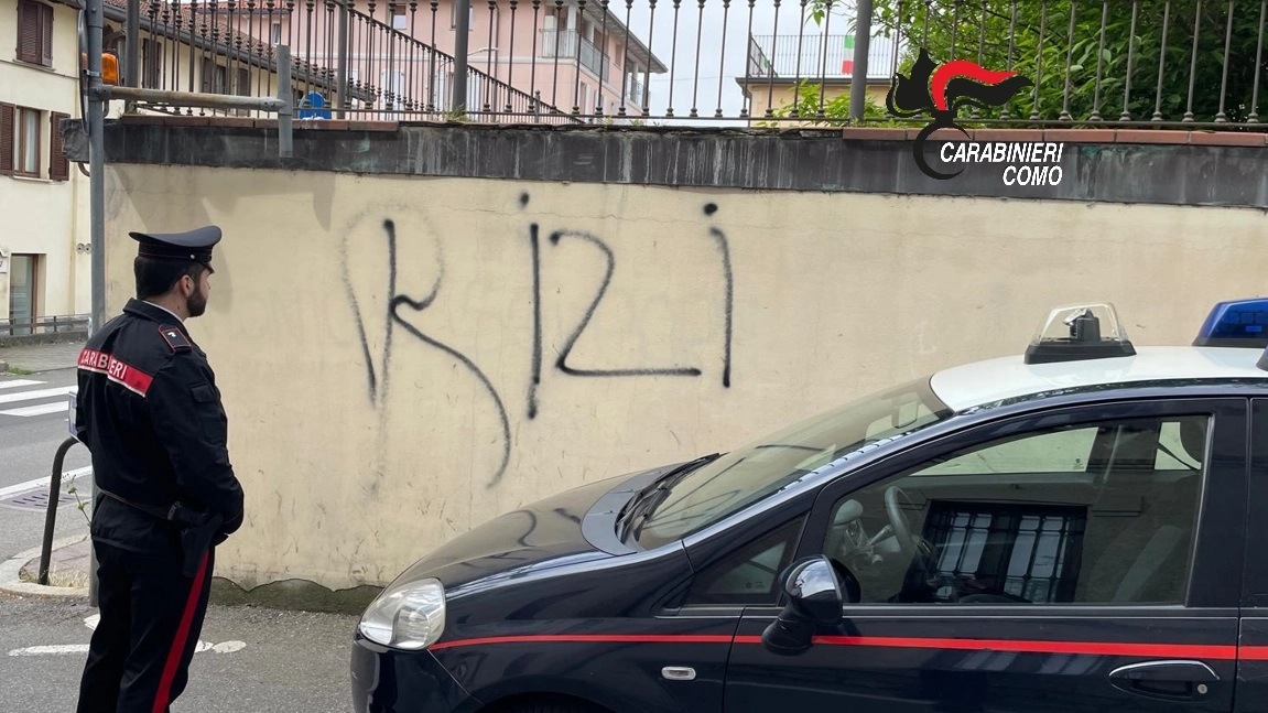 Le scritte sul muro del Comune Le scritte sul muro del Comune