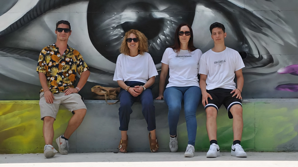 Alcuni volontari dell’associazione e uno scorcio del murales realizzato in via Sforza a Lodi e inaugurato lo scorso 8 luglio